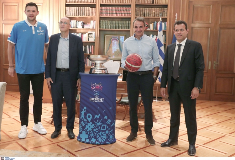 Ο Πρωθυπουργός «υποδέχτηκε» το τρόπαιο του Ευρωμπάσκετ