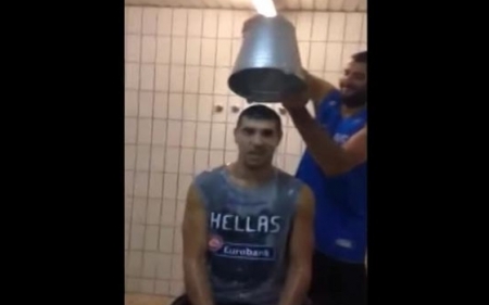 Και ο Νίκος Ζήσης στο Ice Bucket Challenge! (Vid)