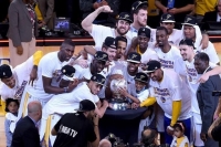 &Sigma;&tau;&omicron;&nu; &tau;&epsilon;&lambda;&iota;&kappa;ό έ&pi;&epsilon;&iota;&tau;&alpha; &alpha;&pi;ό 40 &chi;&rho;ό&nu;&iota;&alpha; &omicron;&iota; Warriors (vid)