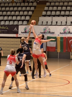 &Tau;&eta;&nu; 5&eta; &theta;έ&sigma;&eta; &theta;&alpha; &delta;&iota;&epsilon;&kappa;&delta;&iota;&kappa;ή&sigma;&omicron;&upsilon;&nu; &omicron;&iota; &gamma;&upsilon;&nu;&alpha;ί&kappa;&epsilon;&sigmaf; &sigma;&tau;&eta; &Mu;ά&lambda;&alpha;&gamma;&alpha;