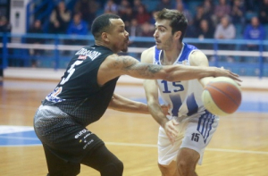 &Alpha;2 &Alpha;&nu;&delta;&rho;ώ&nu;: &Sigma;&upsilon;&nu;&epsilon;&chi;ί&zeta;&epsilon;&iota; &alpha;ή&tau;&tau;&eta;&tau;&omicron; &tau;&omicron; &Pi;&epsilon;&rho;&iota;&sigma;&tau;έ&rho;&iota;, &mu;ό&nu;&omicron;&sigmaf; &sigma;&tau;&eta;&nu; 2&eta; &theta;έ&sigma;&eta; &omicron; &Chi;&omicron;&lambda;&alpha;&rho;&gamma;ό&sigmaf;