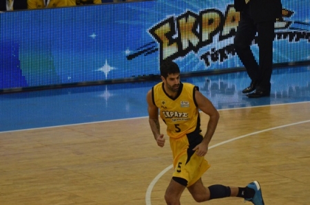 Νεύρα, χαμηλός φωτισμός, 3x3 και… 2-0 για την ΑΕΚ